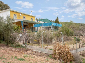 Inviting holiday home in Villanueva de Tapia with pool